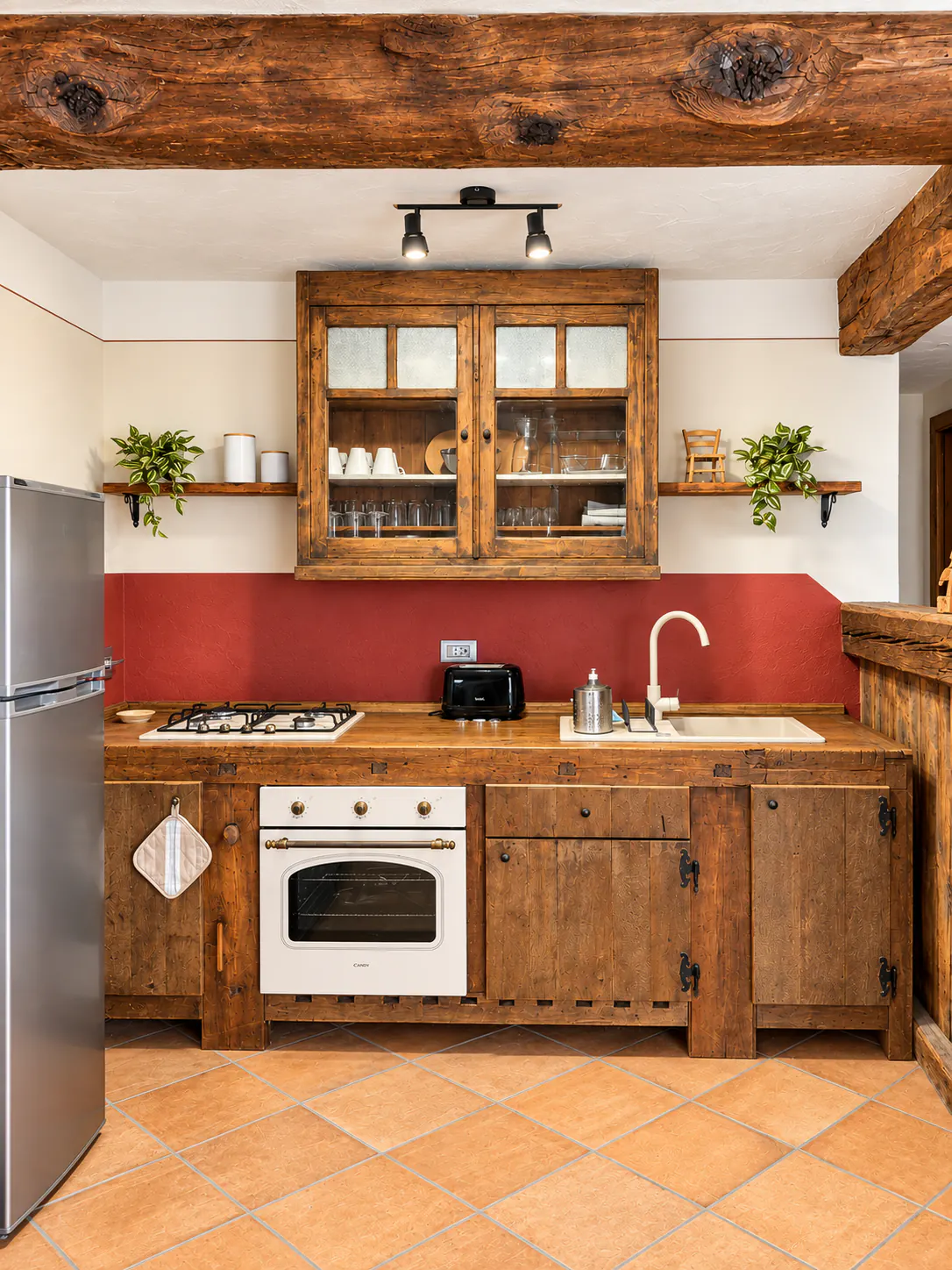 Vista frontale della cucina